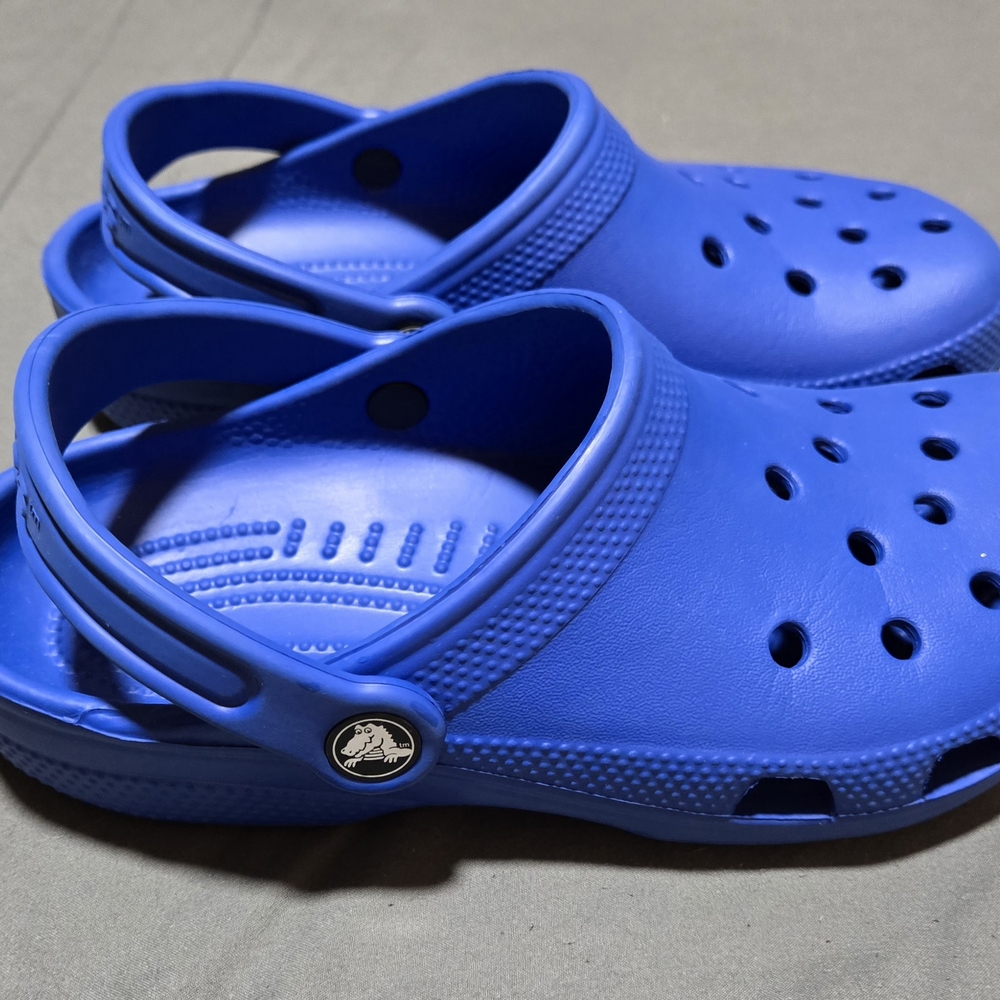 NWOT CROCS Blue Sandals with Signature Croslite Material - Picture 4 of 4